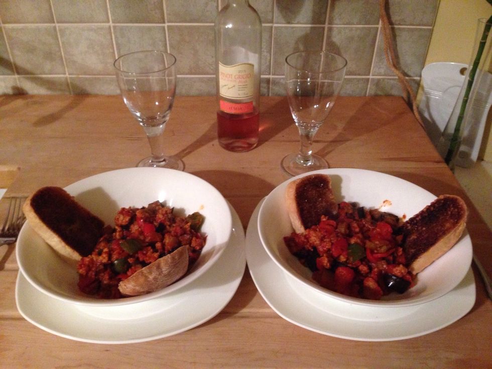 7. Cuando la Caponata has hecho espesa, p\u00f3ngala en boles calientes. Se puede usar cucharas o trozos de pan para comerla.