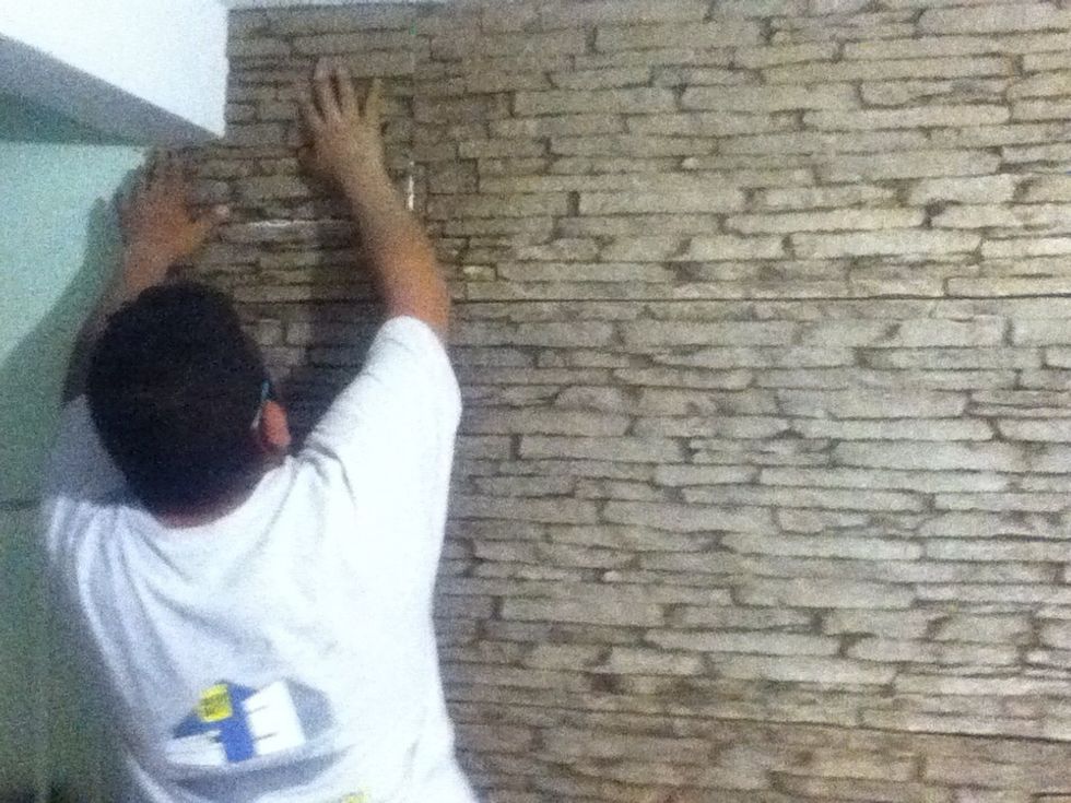 7) fija el decomuro al muro
