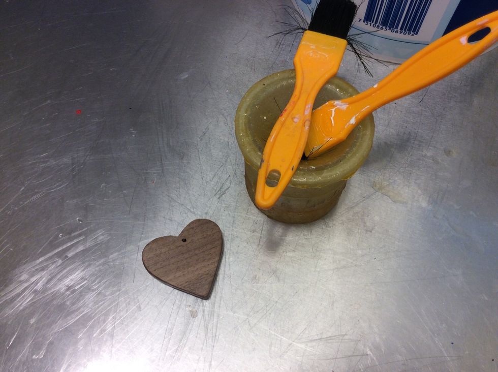 7: N\u00e4r du har borrat ett h\u00e5l \u00e4r det dags f\u00f6rsatt olja figuren med linolja. L\u00e5t sedan figuren torka i en vecka.