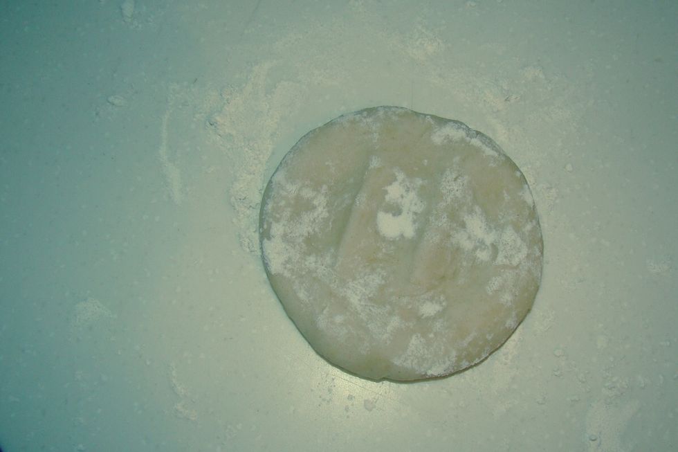 7.- Poner un poco de harina, tanto a la superficie como a la porci\u00f3n que se va a aplanar.