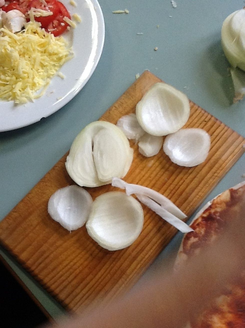 (7)Slice the onions.