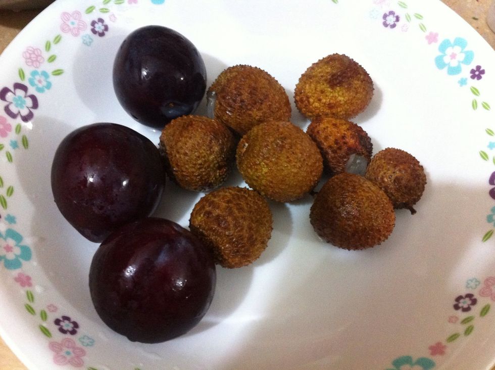 8-10 ten leeches and 3-5 plums. Wash n peel