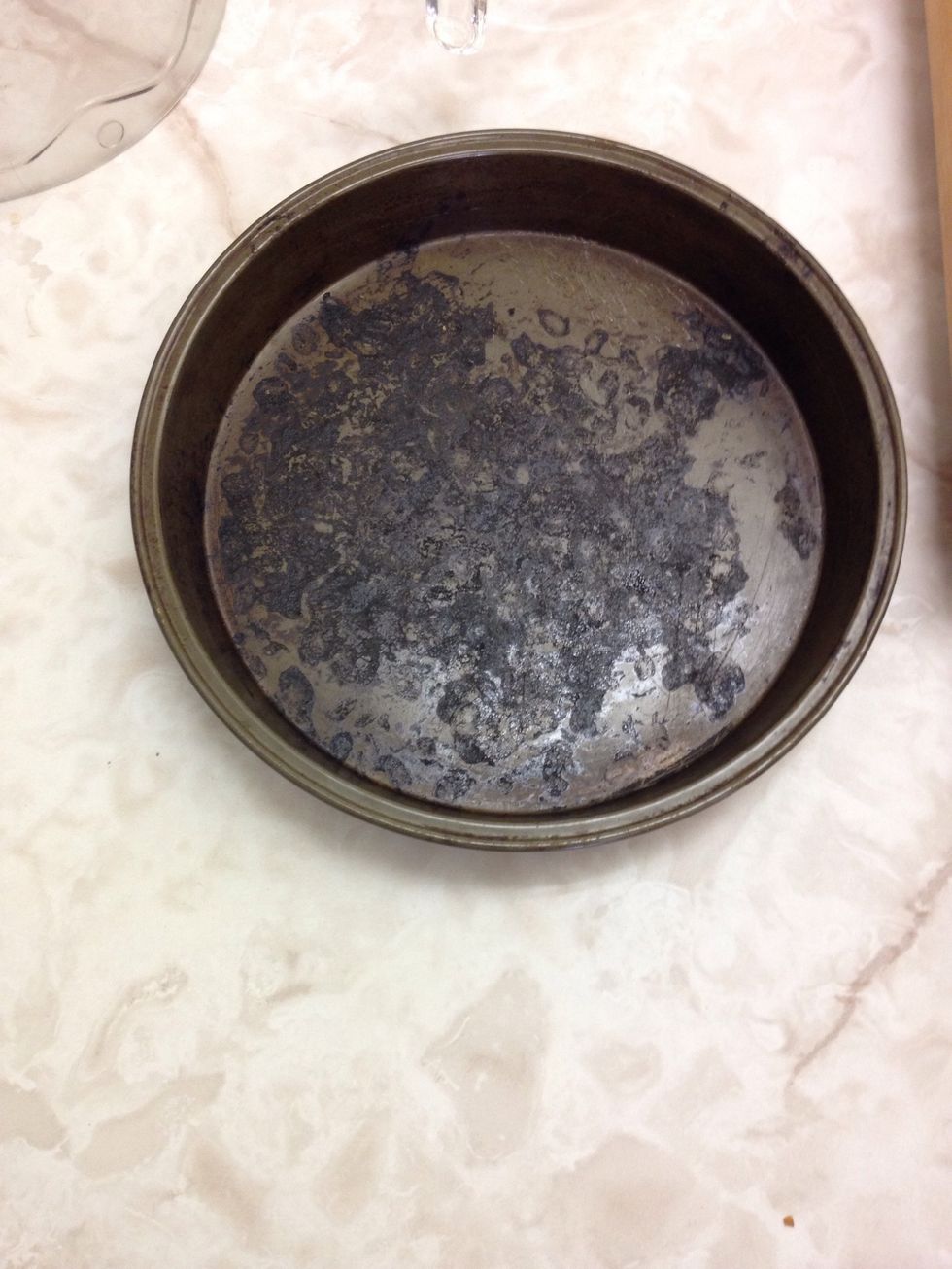 8 Inch Cake Pan Round  Used to make cake  I can make cake using a cake pan round