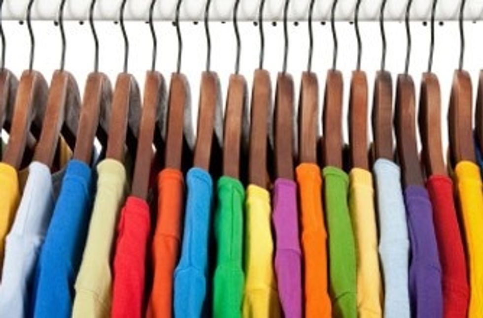 8. Wear new clothes and jewels on the second and third days. If you are a woman, try to obtain a sari, the traditional Indian dress for women.