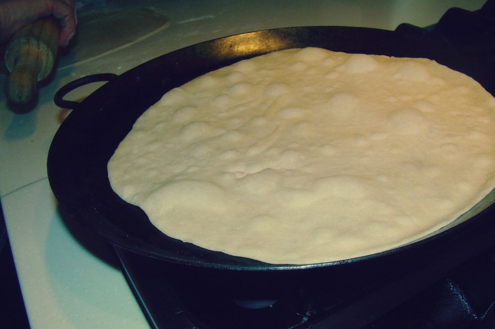 9.- Poner la masa en el comal o sart\u00e9n a temperatura media/baja.