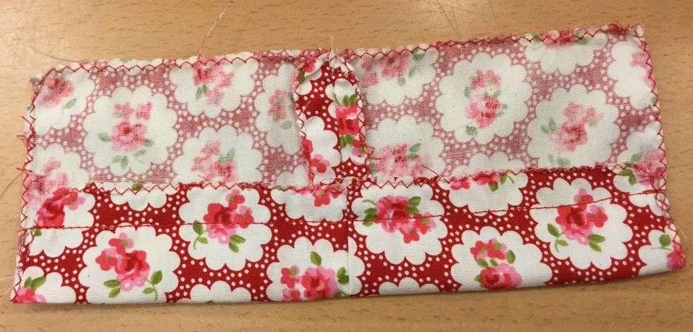 9. Sy en raks\u00f6m fr\u00e5n r\u00e4tsidan 2 cm ifr\u00e5n den vikta kanten