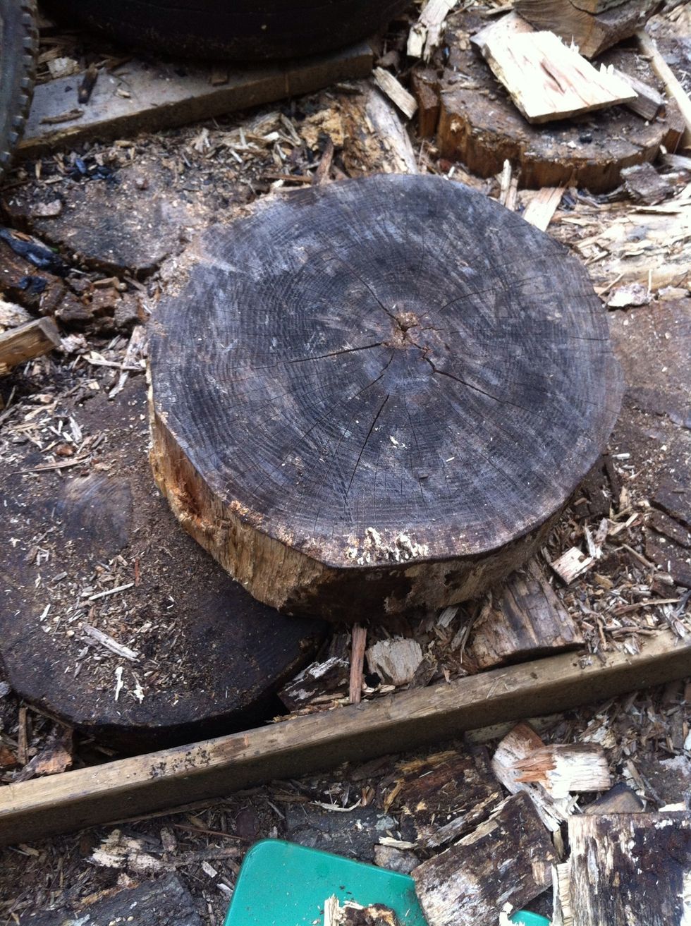 A 6" tall log section was cut and trimmed to 17" dia. This will be the support for the wood bundle during splitting.