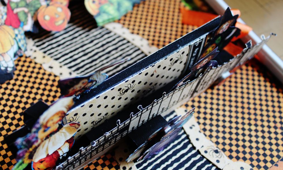 A better look at the candy box holder.