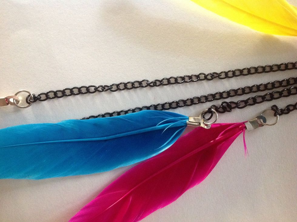 A better view of how to attach the feathers to the chains using jump rings .