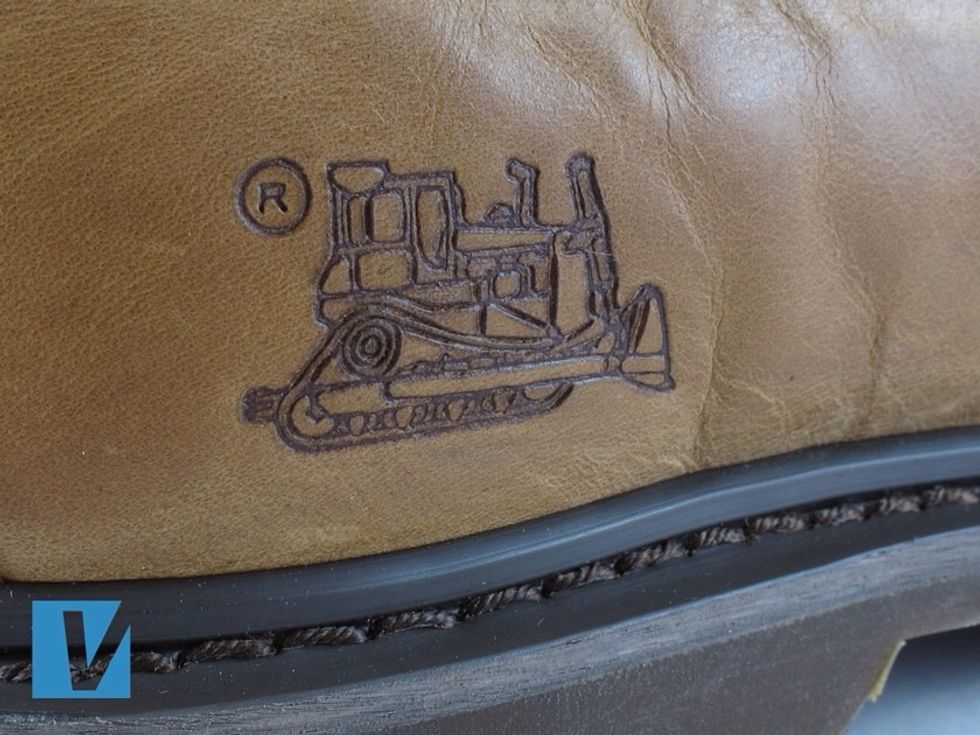 A Caterpillar logo should be present on the upper on all boots, either the machine and/or the word. If it is the machine logo, check the detail of the design carefully for errors and finish.