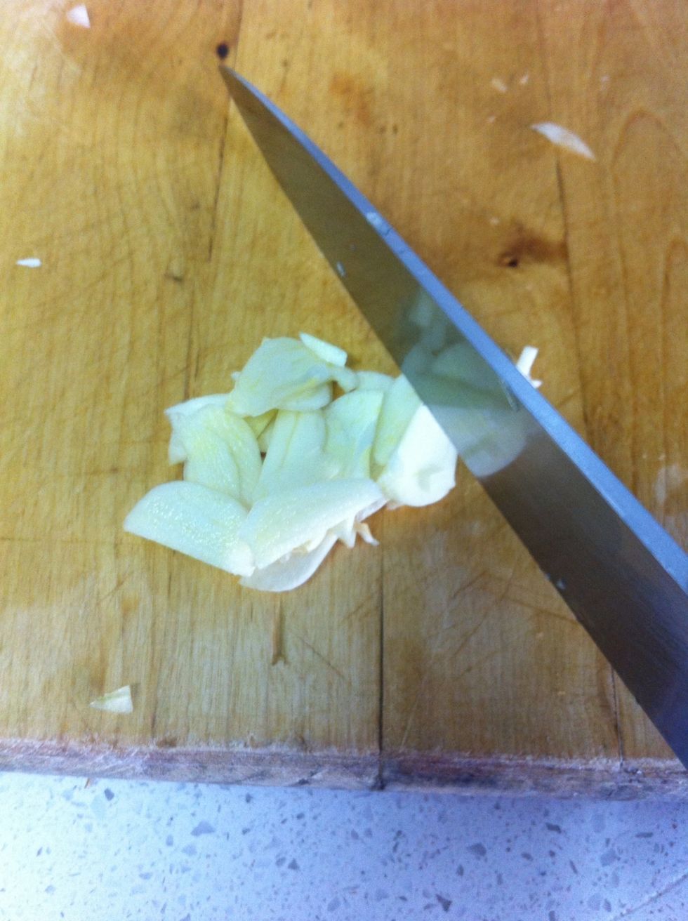 A continuaci\u00f3n se pica muy fino un diente de ajo.