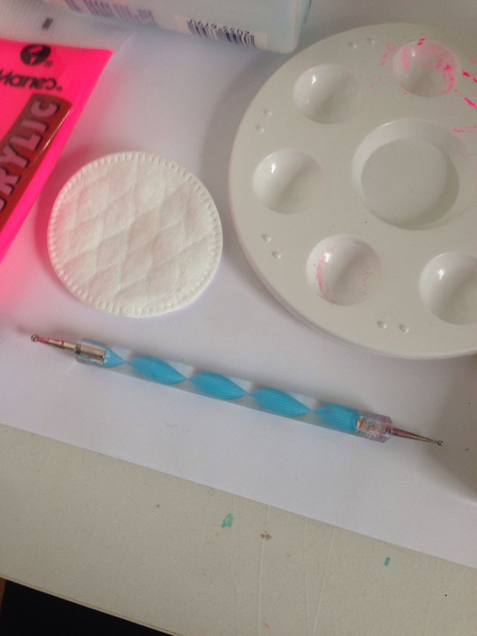 A cotton pad & a dotting toll\ud83d\udc8b