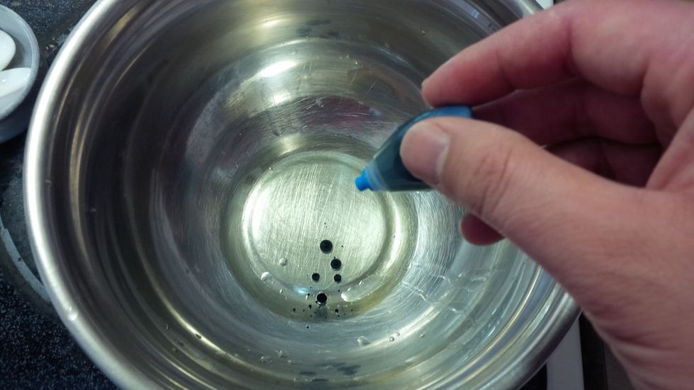 a few drops of food colouring