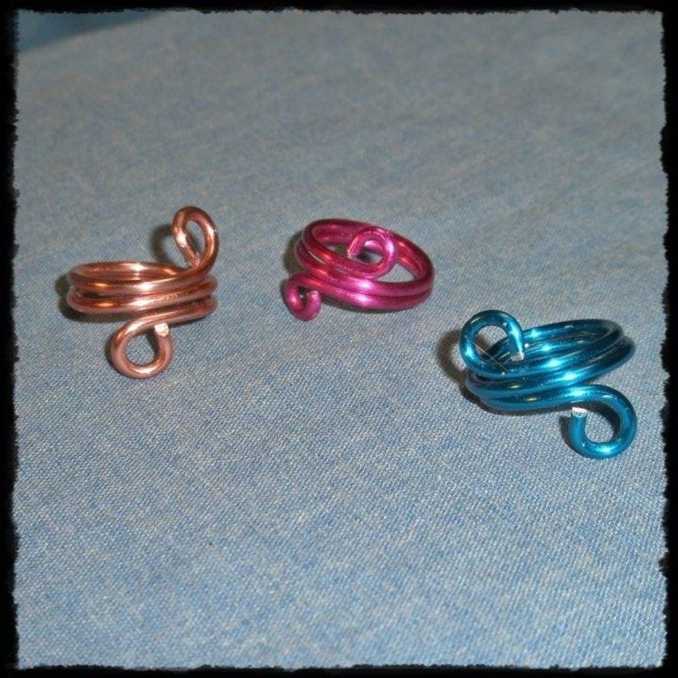 A few extra wraps around the mandrel looks like this. Not recommended for toe rings as they are bulky and don't flex, but great for fingers!