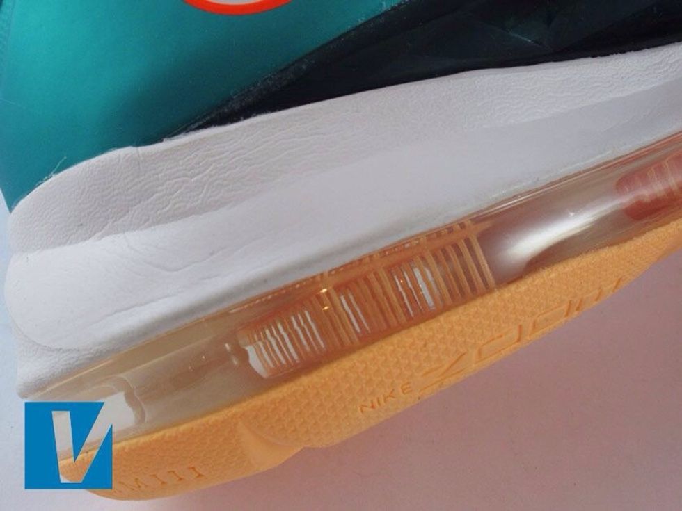 A full-length Nike Zoom unit is engineered specifically for LeBron for maximum impact protection. Make sure that the air "bubble" is clear and of high quality.