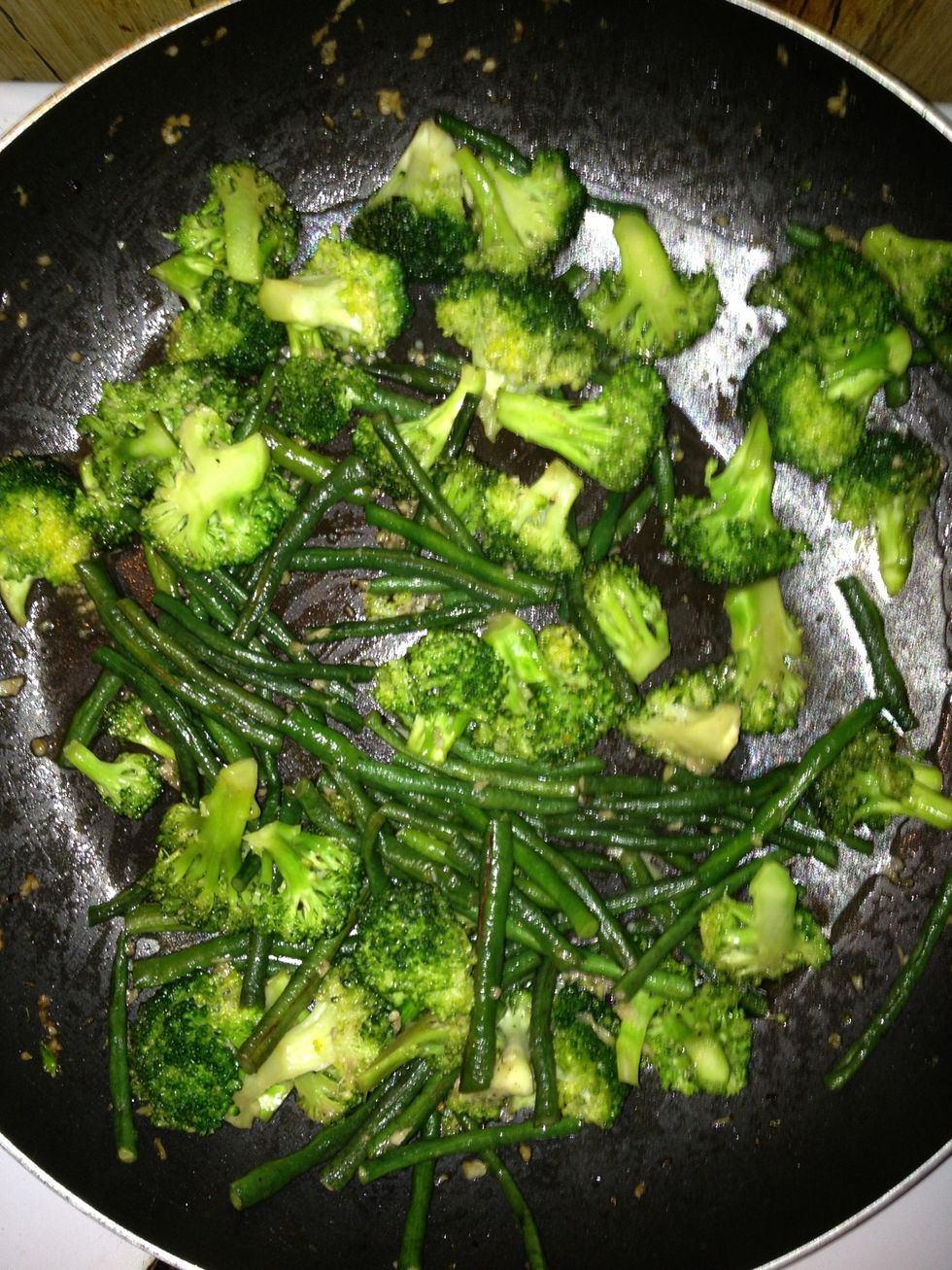 A great additional side dish is saut\u00e9ed fresh broccoli and Chinese string beans. Use fresh garlic and soy sauce for light flavoring.