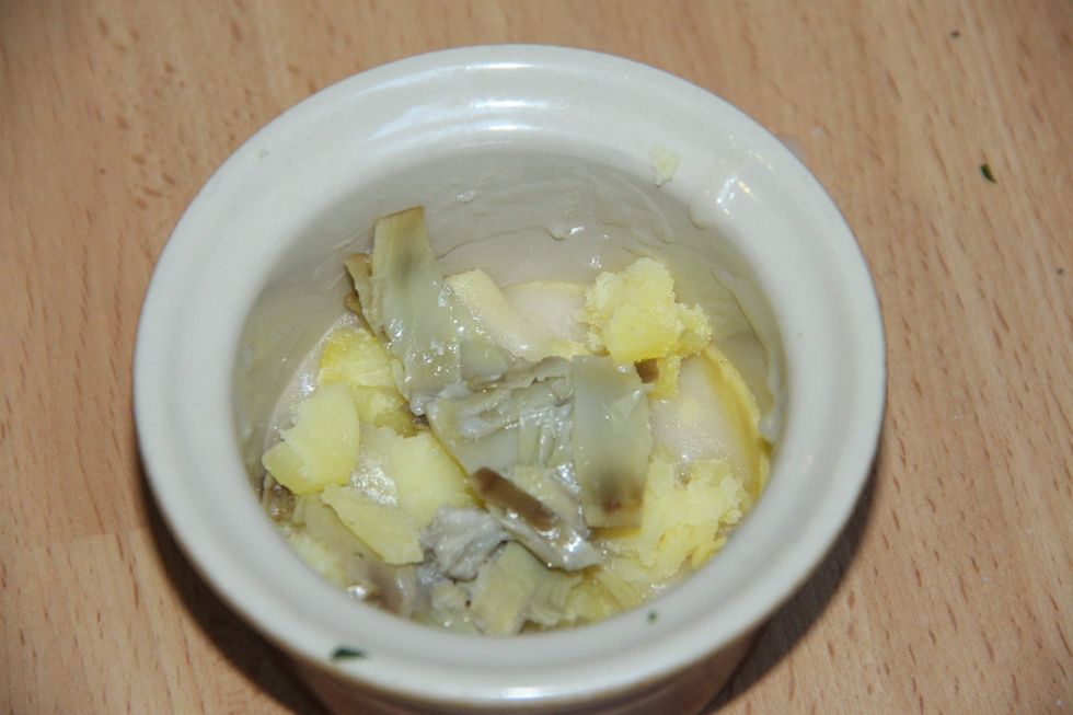 A layer of artichokes