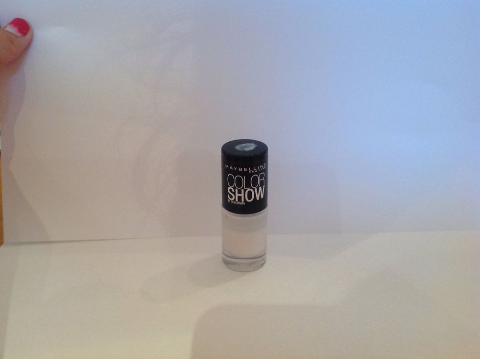 A light colour for the background (I recommend white). The colour I'm using is 'winter baby' by Maybelline New York