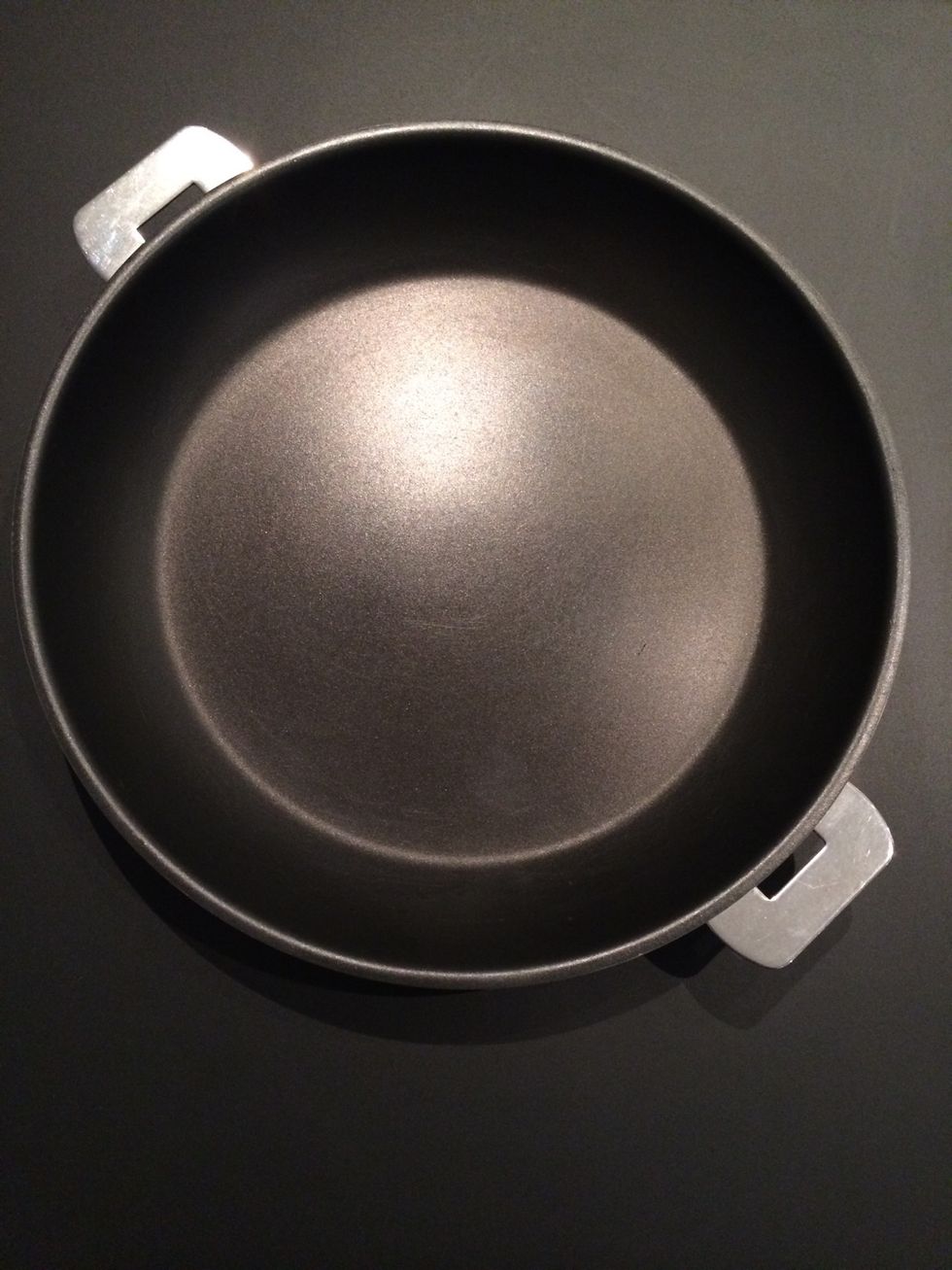 A pan to make caramel. One can make caramel in a cooking pot or???