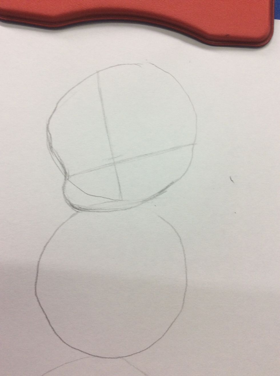 A partir do tra\u00e7o vertical da cruz para cima, desenhe um pouco para dentro do c\u00edrculo e depois na parte de baixo, desenhe um pouco para fora, assim voc\u00ea j\u00e1 ter\u00e1 o formato do rosto.