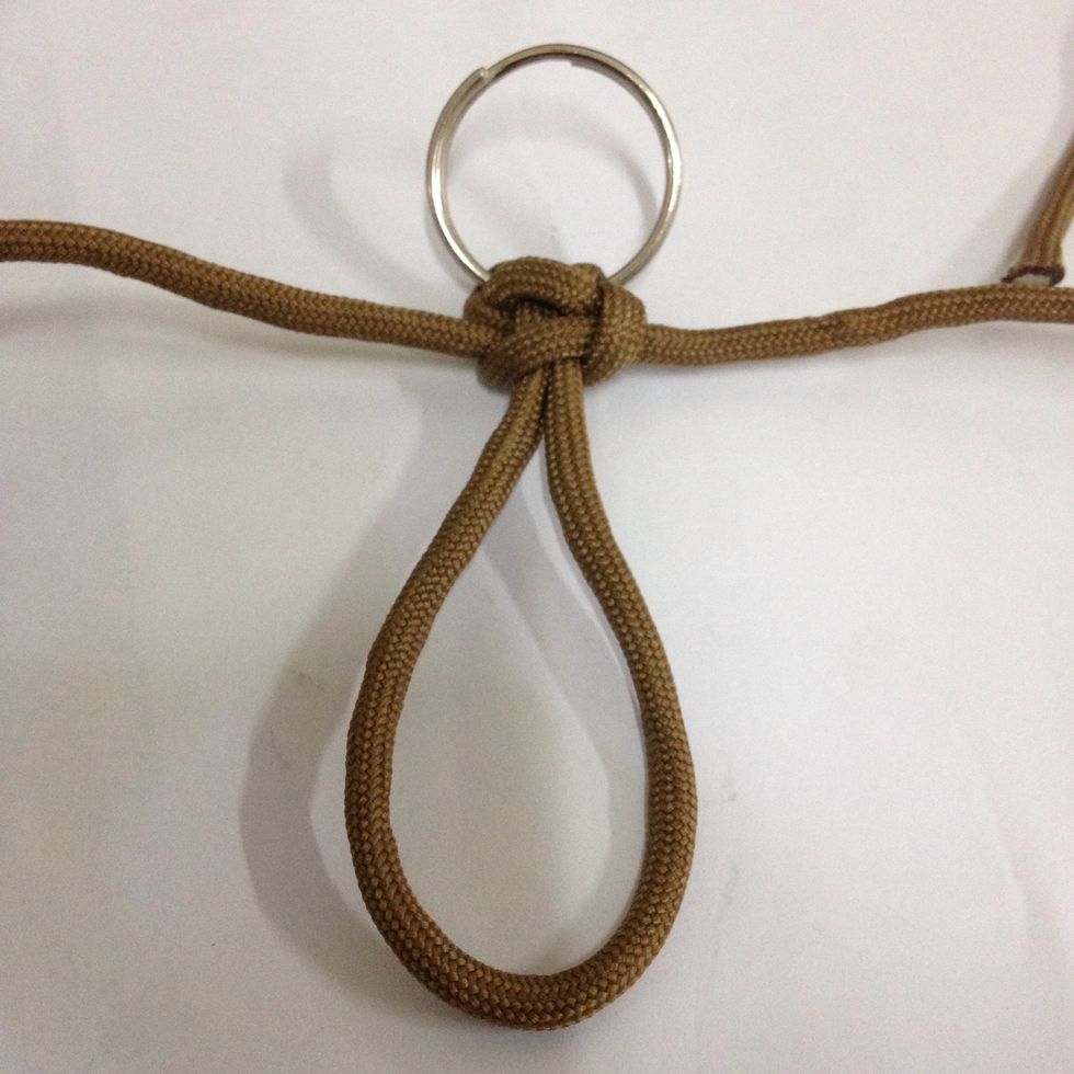 A patterned knot is made when you tightly pull the ends of each paracord. This pattern is called the solomon bar.