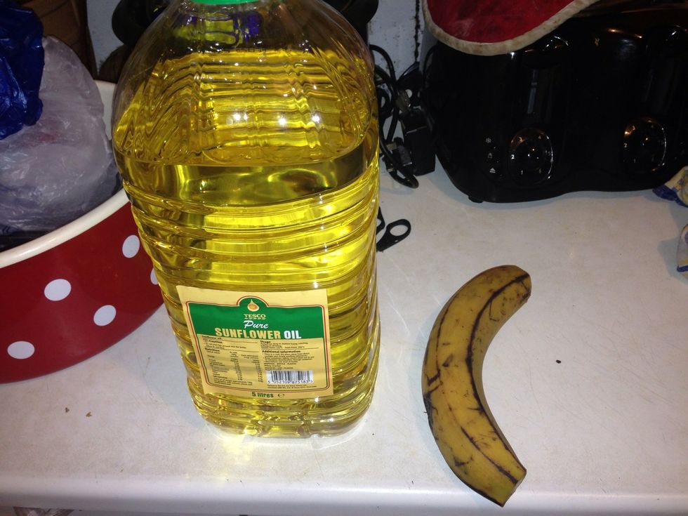 A ripe Plaintain should be yellow, the green one are unripe! Yellow ones are the best to use! You can use any oil, olive oil is much healthier