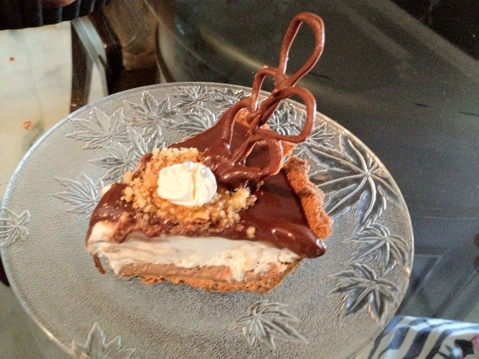 A slice of the frozen pie. It was still pretty soft after a night of freezing. You're looking for this kind of state where it's comes out easily of the tin and is not too hard to eat.