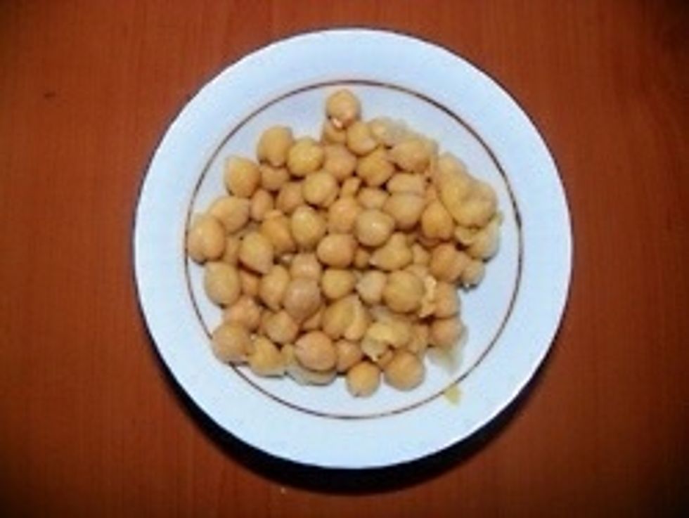 A small bowl of boiled (or canned) chickpeas. (About 50 grams should suffice).