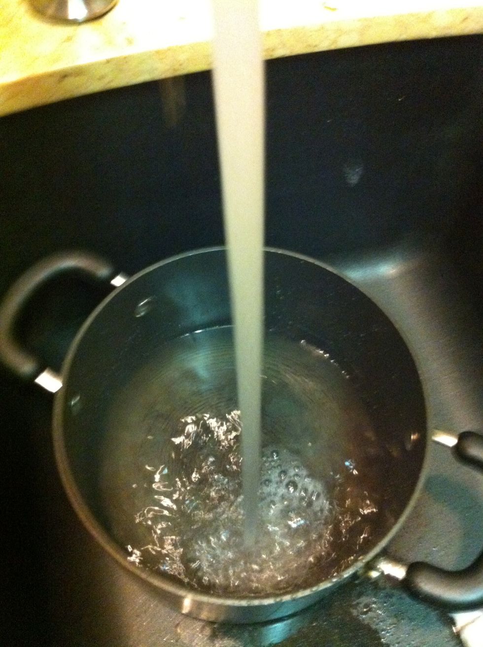 A\u00f1ada agua en la olla