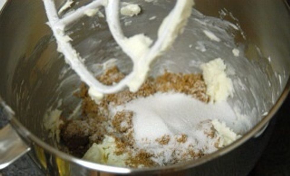 A\u00f1ada la mezcla en el recipiente con el az\u00facar morena, la vainilla, y la mantequilla.