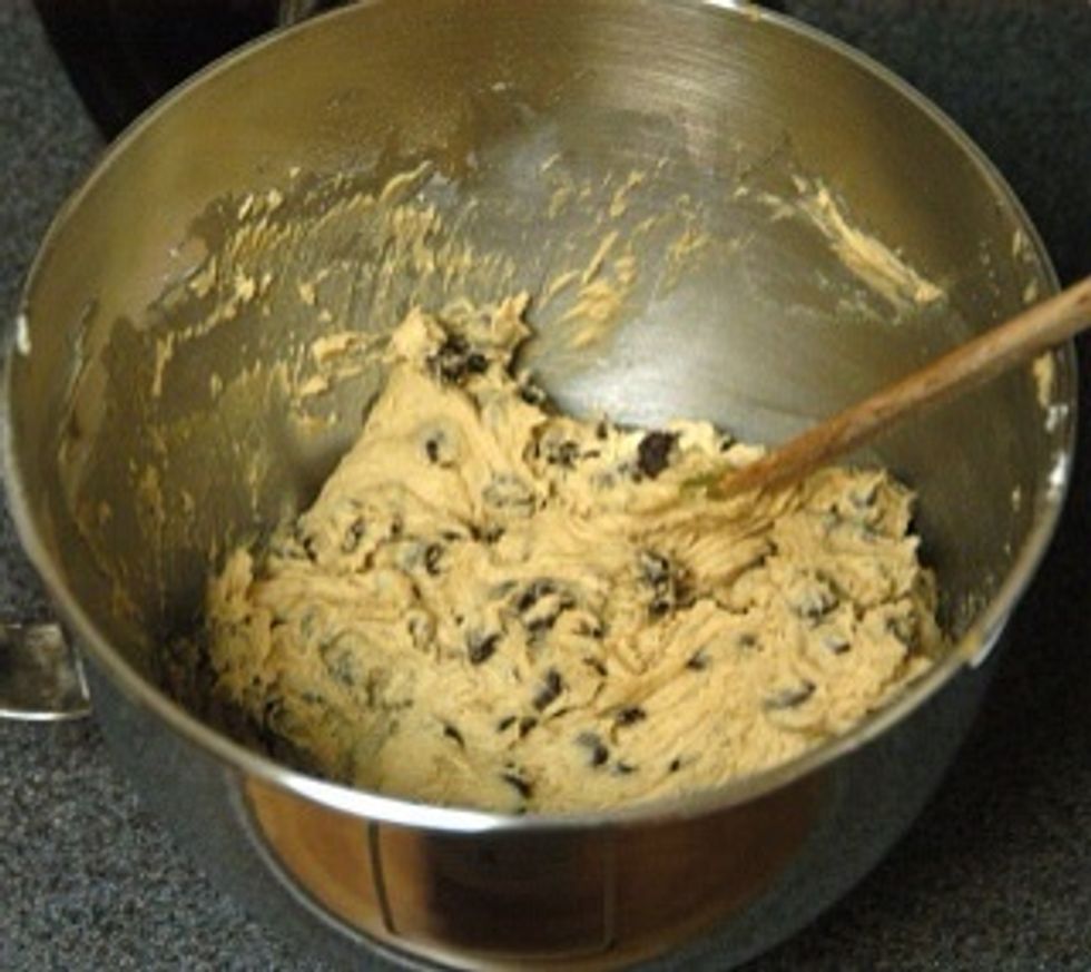 A\u00f1ada las chispas de chocolate en el recipiente con la mezcla.