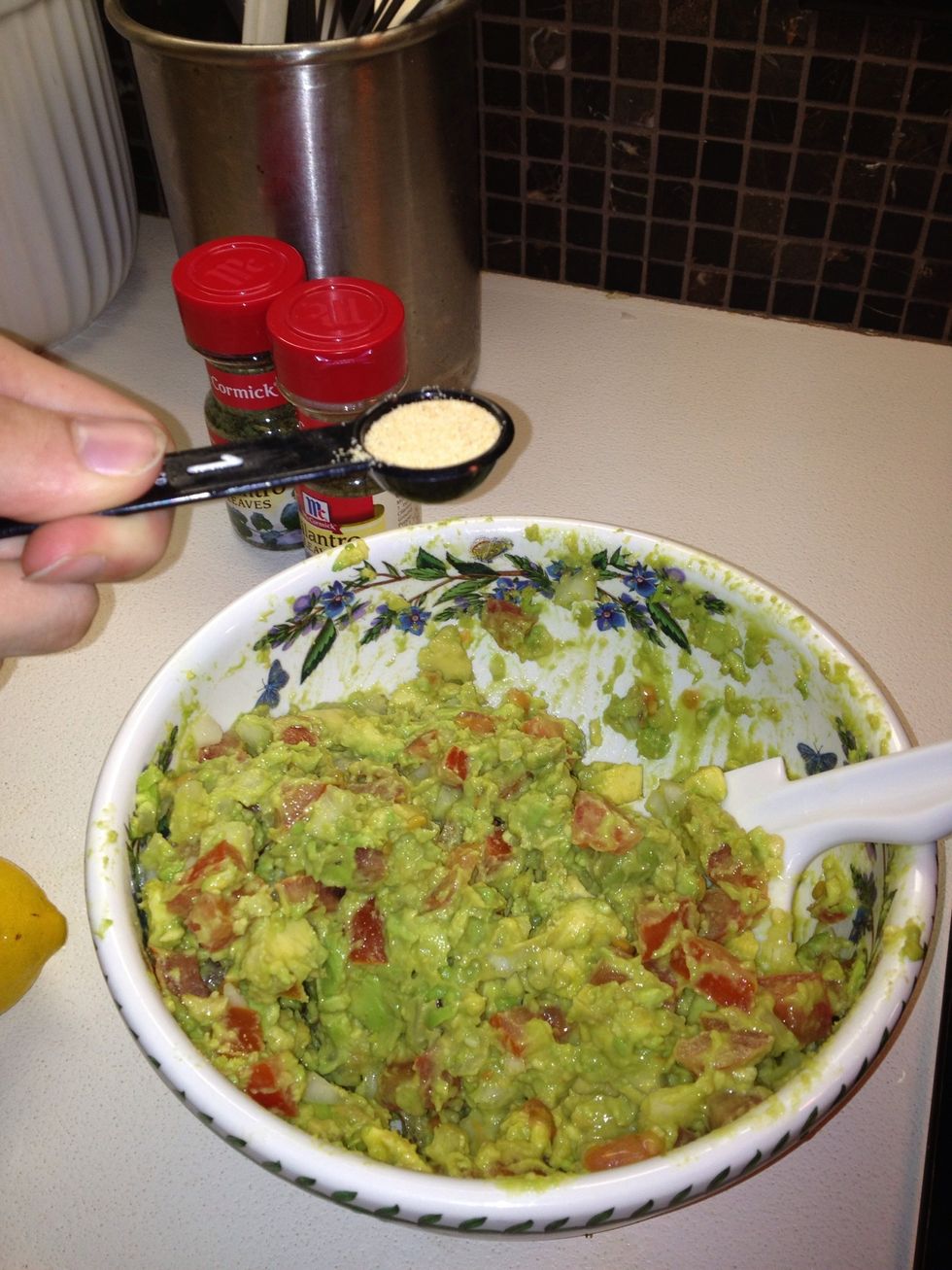 A\u00f1ada polvo de ajo.