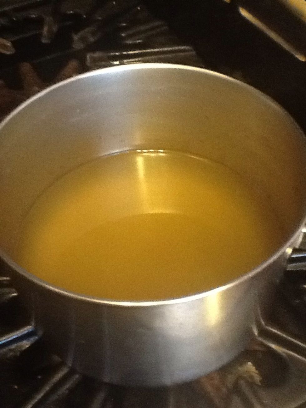 A\u00f1ade el caldo de mariscos al caldo de gallina y las especias