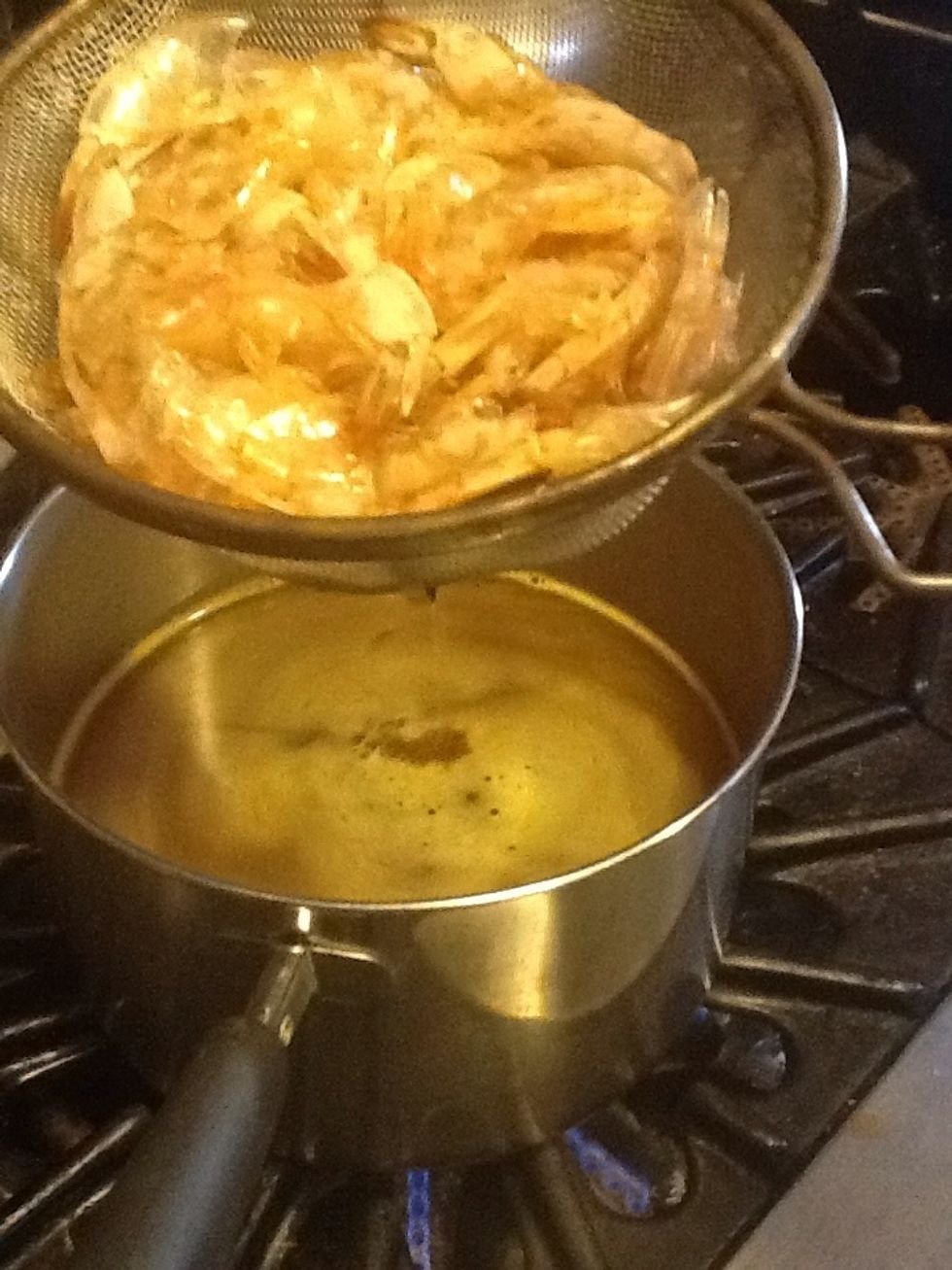 A\u00f1ade el caldo de mariscos al caldo de pollo. A\u00f1ade sal.