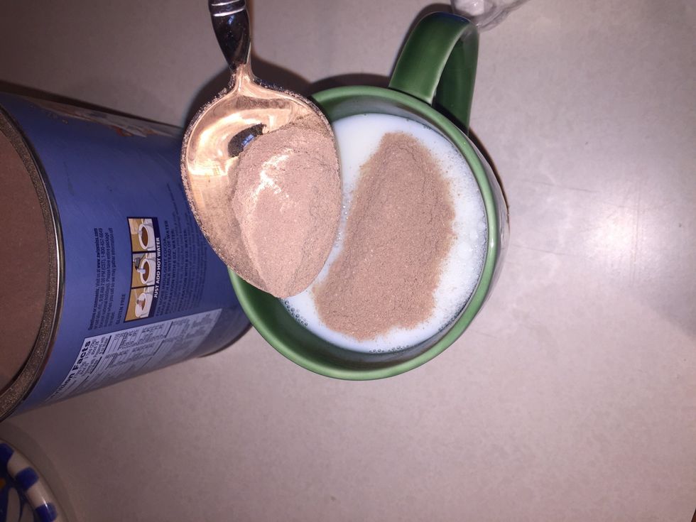 A\u00f1ade la mezcla a la leche.