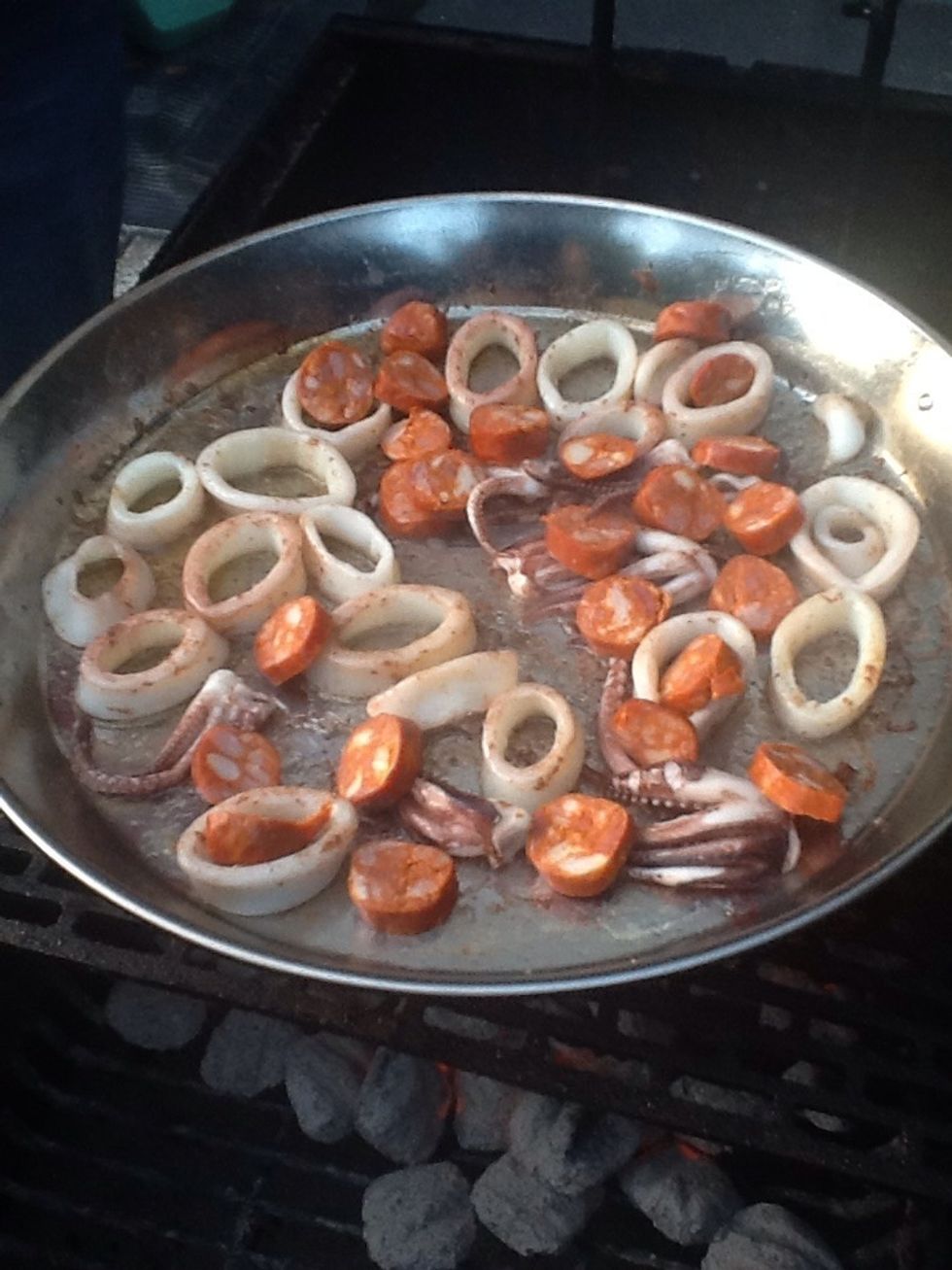 A\u00f1ade los chorizos. Cuando est\u00e9n cocinados, ponlos en un plato.