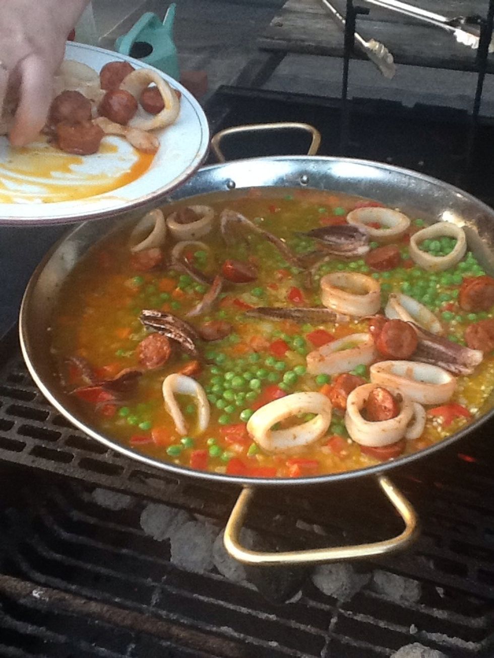 A\u00f1ade los mariscos.
