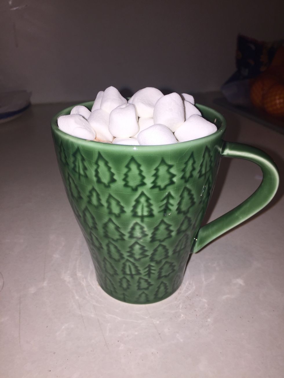 A\u00f1ade malvaviscos despu\u00e9s de calentando el chocolate caliente.