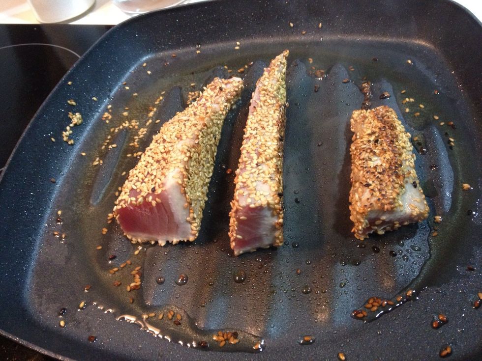 A\u00f1ade un poco de aceite a la sart\u00e9n y ponlo al m\u00e1ximo. Mant\u00e9n cada una de las 4 caras unos 30 segundos. As\u00ed se marca. Tiene que quedar crudo por dentro.