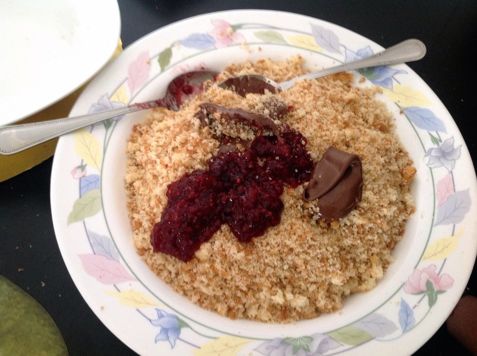 A\u00f1adimos en este caso Nutella y mermelada de frambuesa, no tiene cantidades, es a\u00f1adir a ojo hasta que la masa adquir\u00eda la textura.