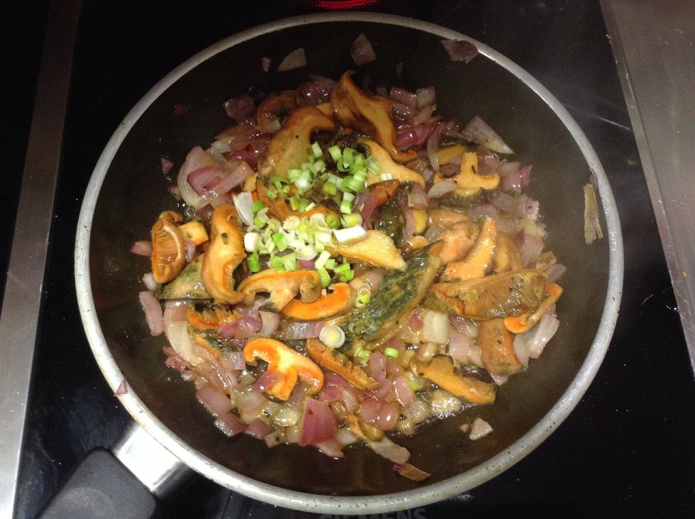 A\u00f1adir los niscalos, ajo tierno, vinagre de modena, pimienta y sal