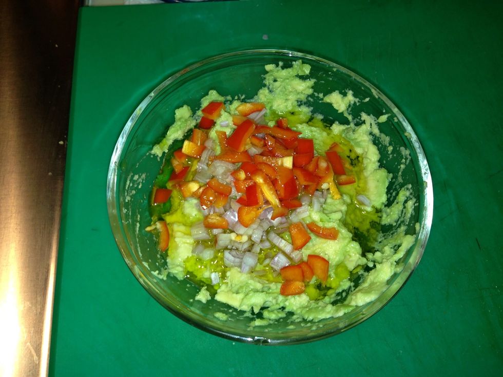 A\u00f1adir para el guacamole, chalota, pimiento mini, aceite de oliva y vinagre de modena.