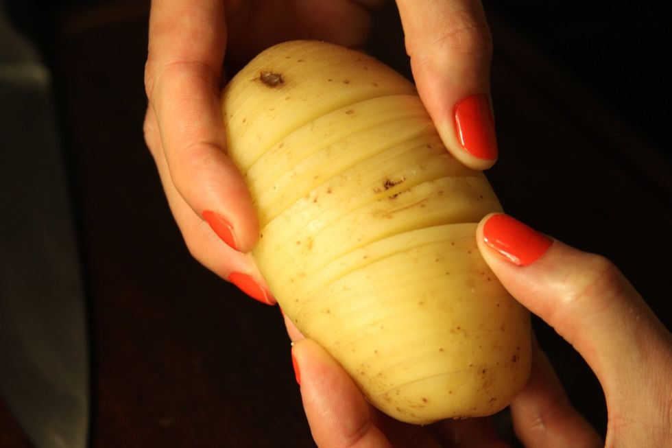 Abra cuidadosamente as fatias, sem quebra-las, de maneira que cada batata fique o mais aberta poss\u00edvel, para que depois filtre mais o tempero.