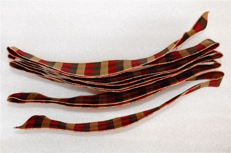 Accordion fold ribbon from the spool until there are four folds at each end. Then cut this section from the spool.