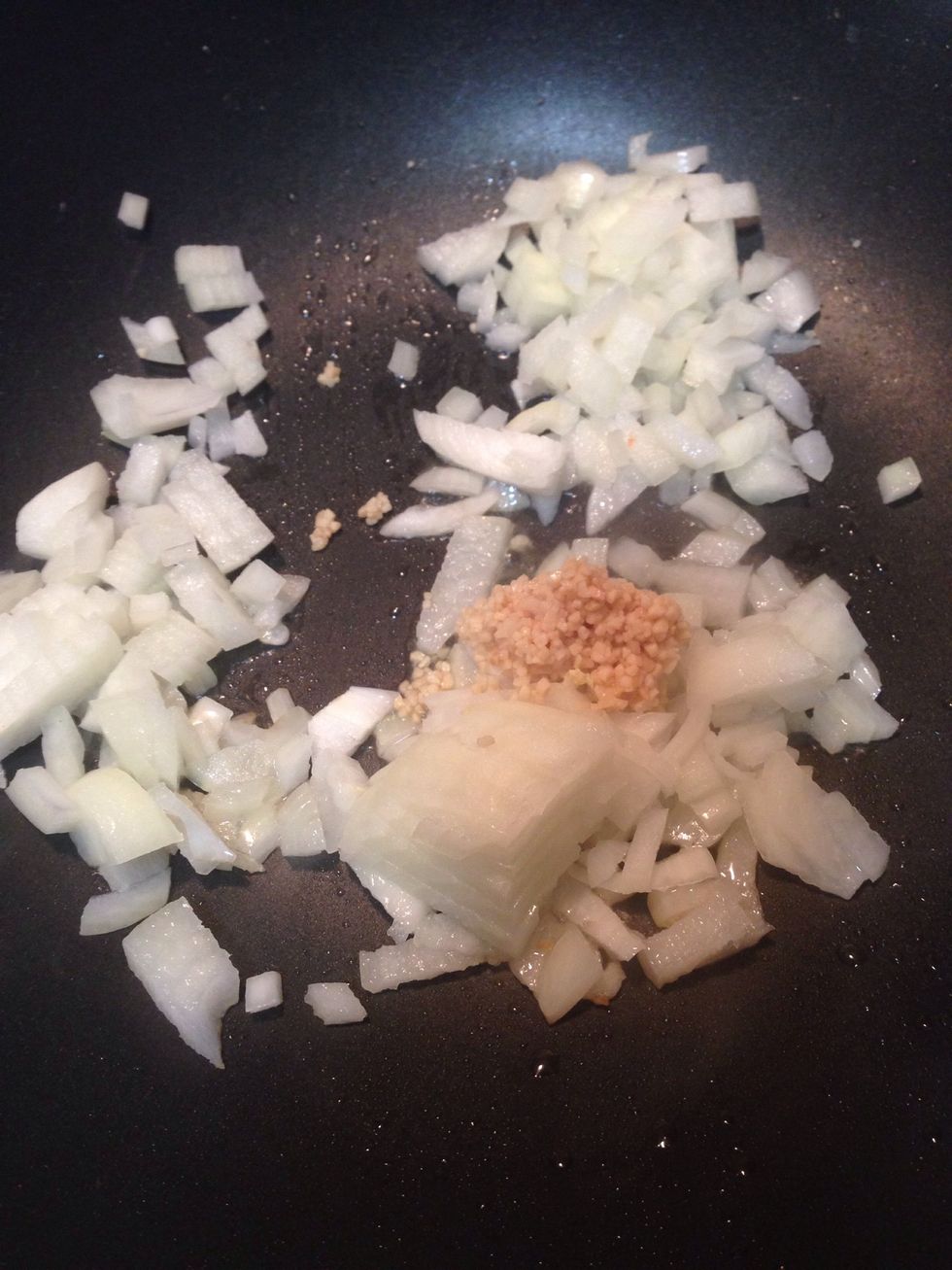 Ace 2 tablespoon of oil in the pan and when is heated, add garlic and onion on it.