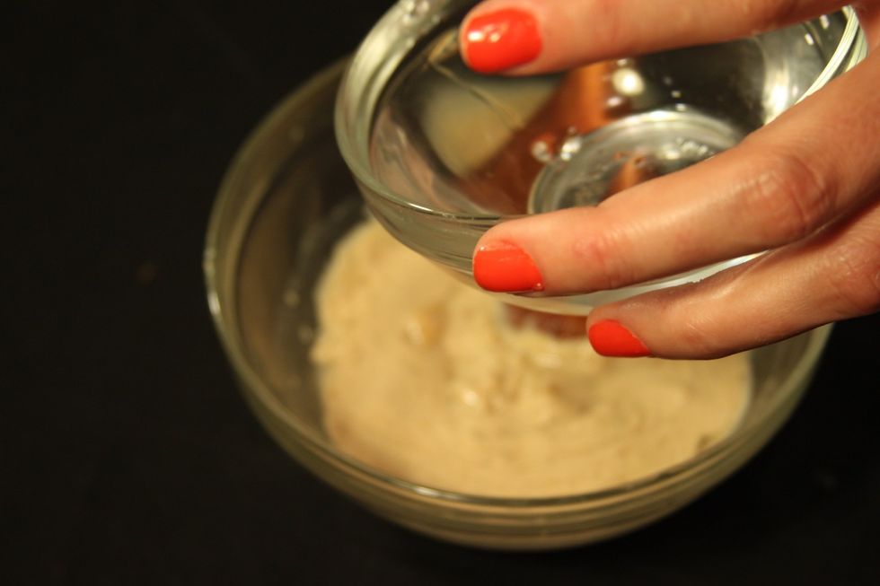 Acrescente lentamente a \u00e1gua morna, mexendo e dissolvendo os ingredientes, at\u00e9 atingir a consist\u00eancia desejada.