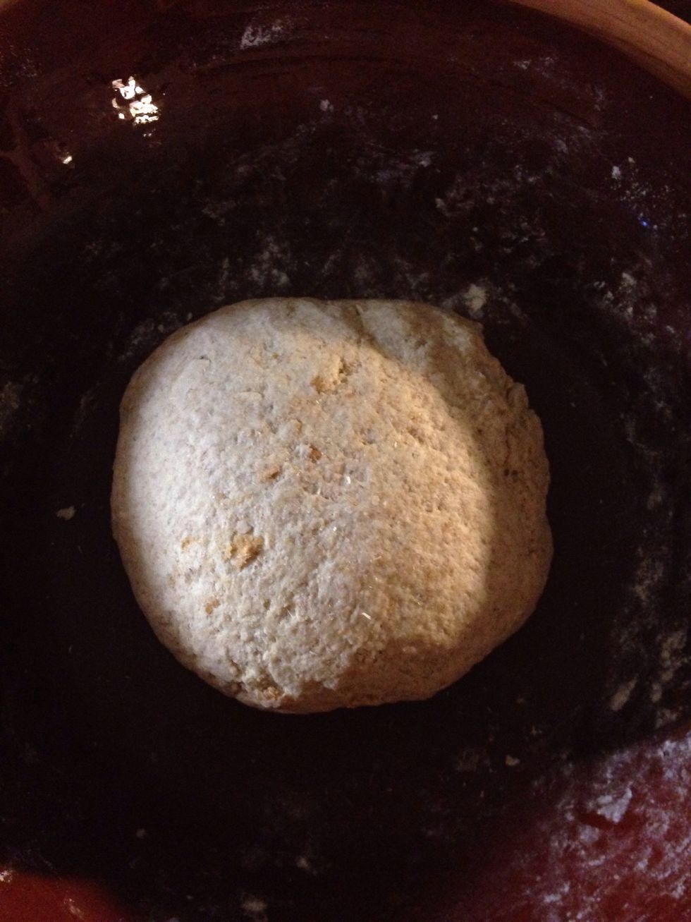 Ad flour so the dough is just right. Not too sticky but not too heavy. For this i used about 700g and a few handfulls. In the originally recipe it says 900g, so 200g give or take is saved.