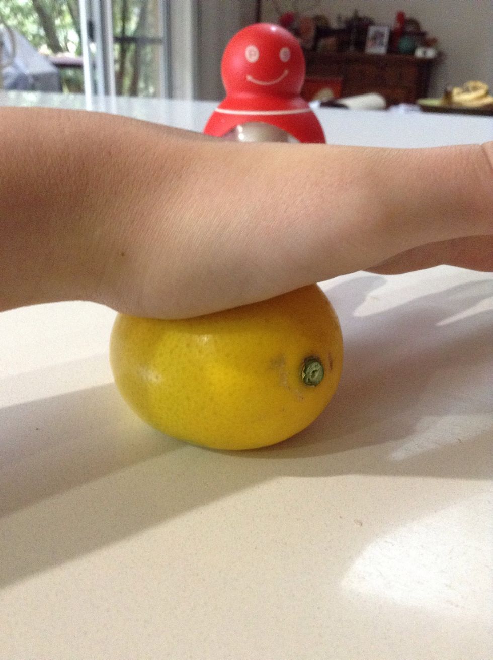 Ad the lemon | TIP | Before squeezing the juice out, roll the whole lemon between your palm and the bench too. This loosens up the inside, therefor releasing more juice