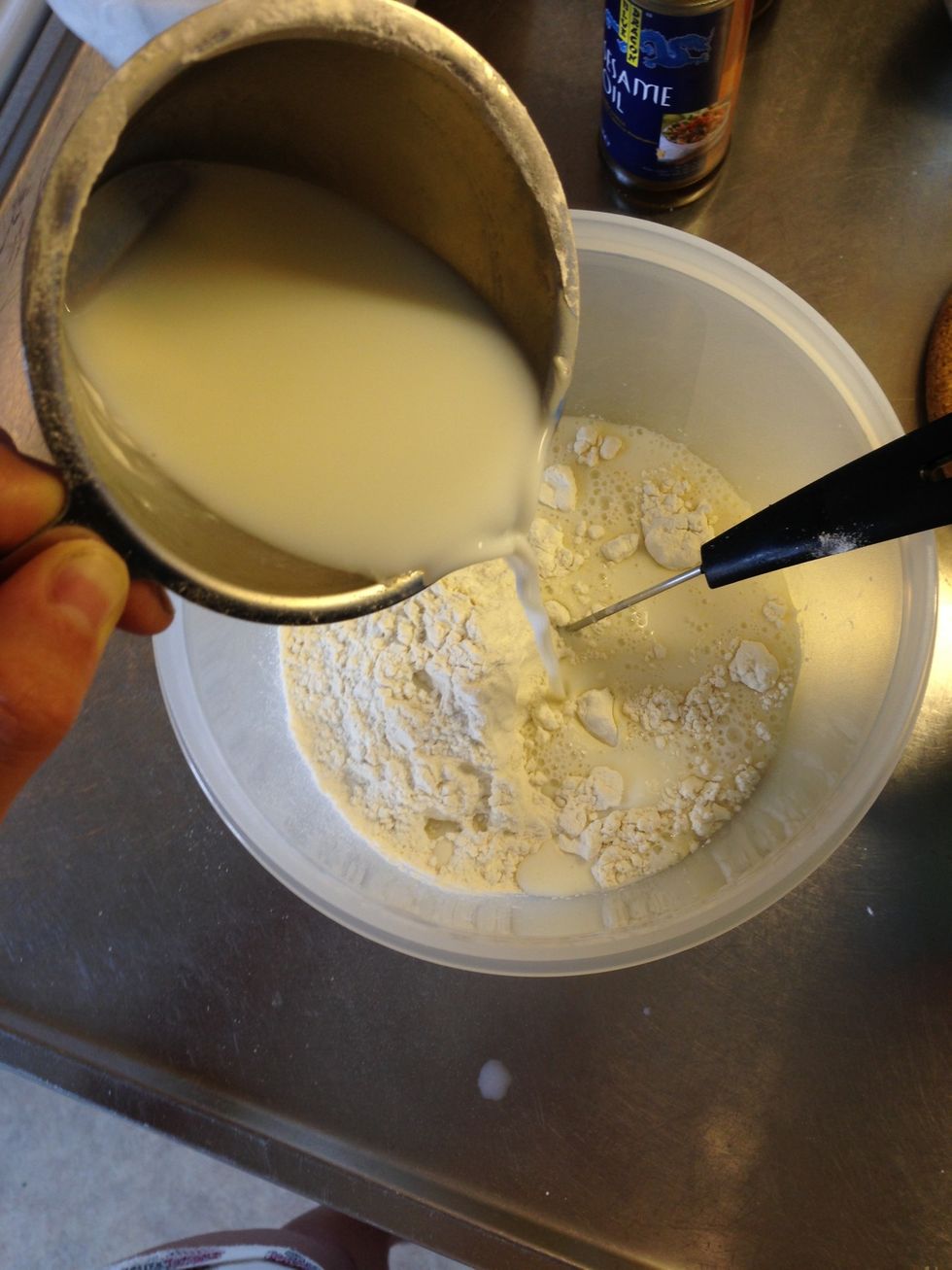 Add 0,3 l (3 dl) flour, 0,3 l (3 dl) milk, 3 eggs and salt into the bowl and mix it together