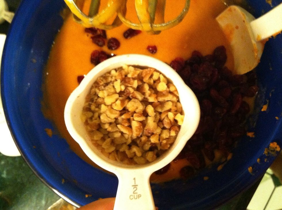 Add 1/2 cup of chopped walnuts and hand mix lightly so that the cranberries and nuts are spread throughout